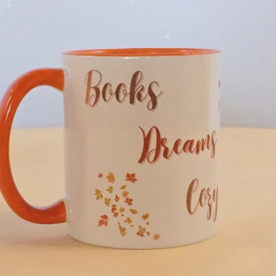 Video della tazza in ceramica con interno arancione. Si vede la grafica nella sua interezza
